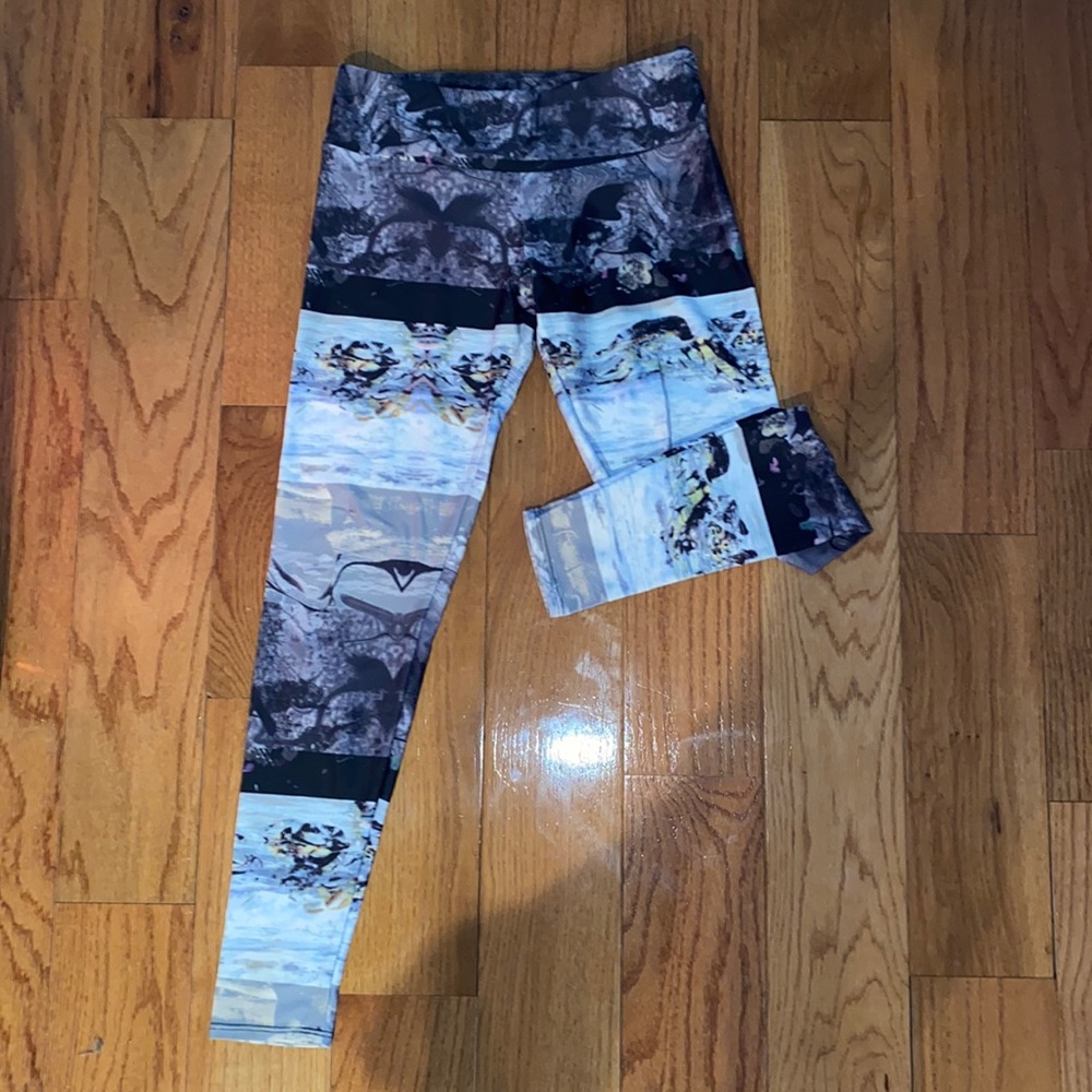 Onzie light patterned yoga leggings size M/L